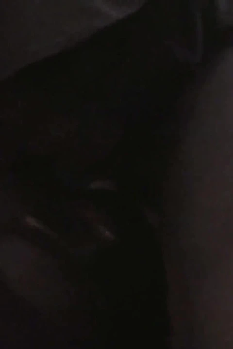 Siyah külotlu çorapla kölenin yüzüne oturuyor