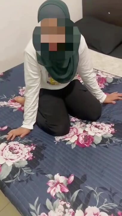 Malezyalı kız erkek arkadaşıyla otelde gösteri yapıyor