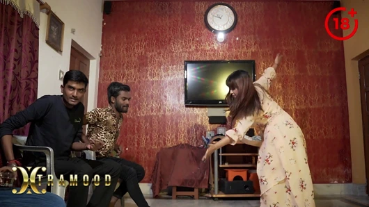 HINTLI SEKSI KRALIÇE TINA - SERT SIKIŞ ILE ÇıPLAK DANS