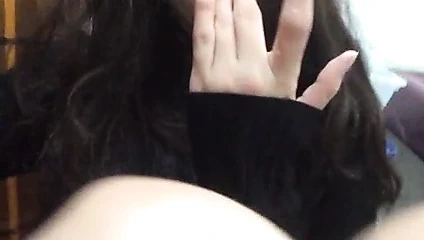 Eteğimi yukarı çekiyorum, senin için amımı mastürbasyon yapmak için