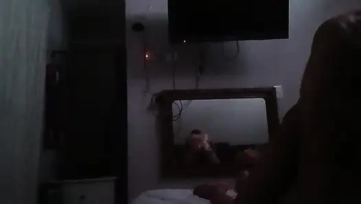 Bakış açısı duvar aynasının Meksikalı çiftin ateşli terli seks yaptığının yansımasıyla gerçekleştirilir Urfreaknastycouple