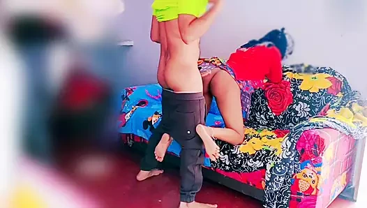 Hintli yenge evde tek başına kocasını aldatıyor ve devar tarafından sikiliyor