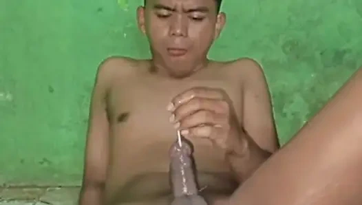 Endonezyalı adam uretra ereksiyonlu yarağını çalıyor