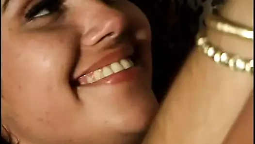 Sevimli latina ile doğal memeler gets ona am yemiş üzerinde the kanepe