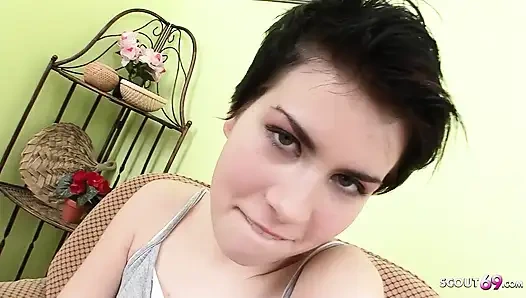 Orta yaşlı seksi kadın uzun bir süre sonra kocası tarafından yalanıyor ve sikiliyor