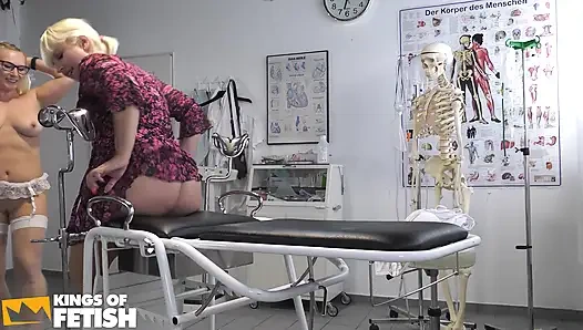 Sarışın hasta yaşlı bir doktor tarafından amını siktiriyor ve amını hemşiresi memnun ediyor