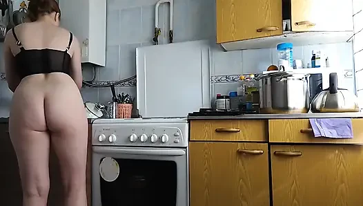 Arkadaşımın üvey annesinin poposunu istiyorum, mutfakta yemek yapmasını çok seviyorum