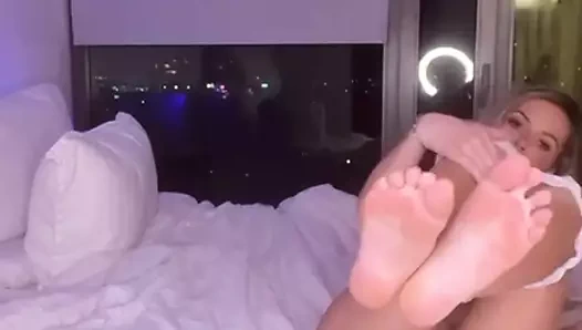 Edepsiz güneyli sürtük sıkı götünü sert sikiyor