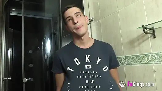 Çaylak bir hatuna şaka yapıyor: İğrenç yaşlı bir adamla sikişmek istemedi!