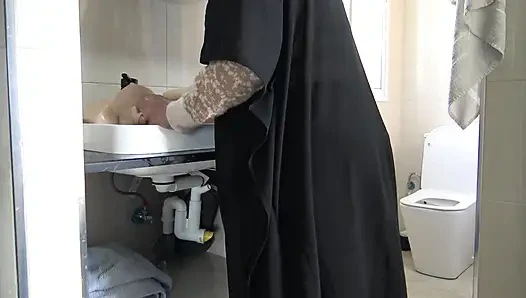 Lezbiyen Arap orta yaşlı seksi kadın tesettürlü kız arkadaşının sıkı amını yıkıyor