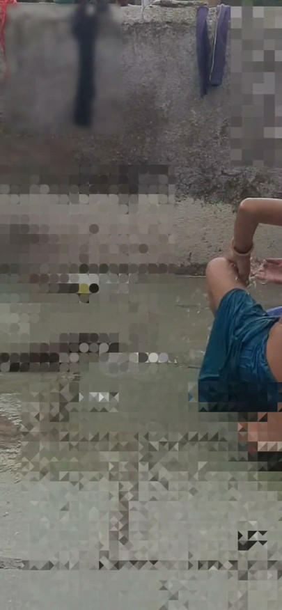Stepaunt'un kız üvey kız kardeşi köyde açıkta banyo yaparken görülüyor bölüm 3 | Klip 1