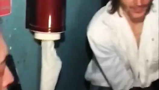 Birkaç Parisli bir göt filminin önünde sikişiyor.