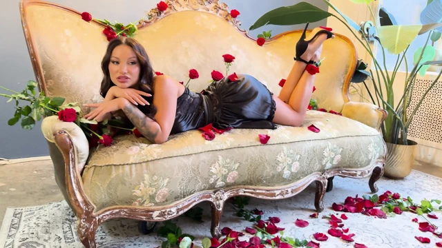 Güllü kanepede siyah elbiseli güzel Monika Fox