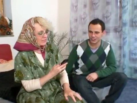 Anneanne genç çük köpek stili alır