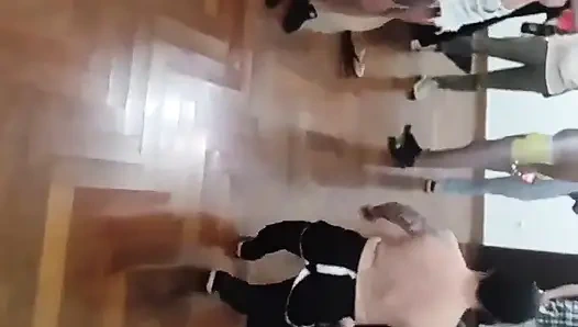Partide erkeklerle sıraya girdim ve güzelce emdim, sonunda burada bir yarakla bile dayak yedim, dostum!