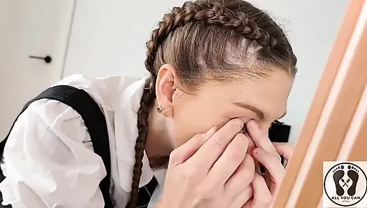 Üniversite üniformalı godess orta yaşlı seksi kadın duş alıyor ve mastürbasyon yapıyor