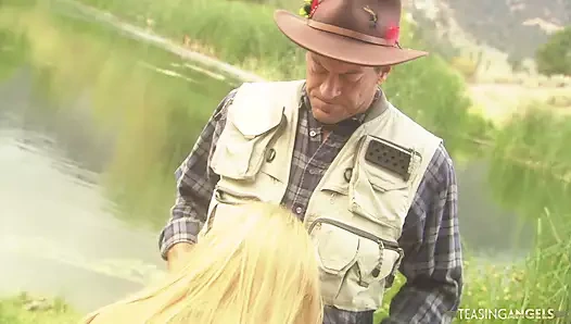 Sarışın tanrıça gölün yanında büyük bir penise biniyor