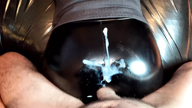 Массаж, и порция густой спермы на попке в кожаных леггинсах после секса