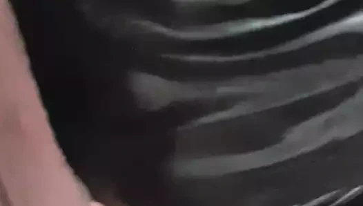 Sie leckt brav die Eier