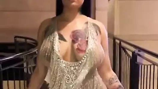 Bir şeyi hayal gücüne bırakmayı unutmayı sever