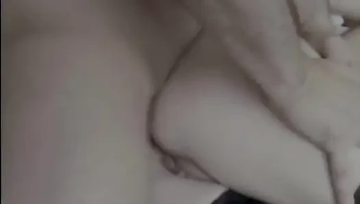 Bu Genç Orospu Için Anal Yumruk Ve Kocaman Bir Penis Poposuna Girdi.