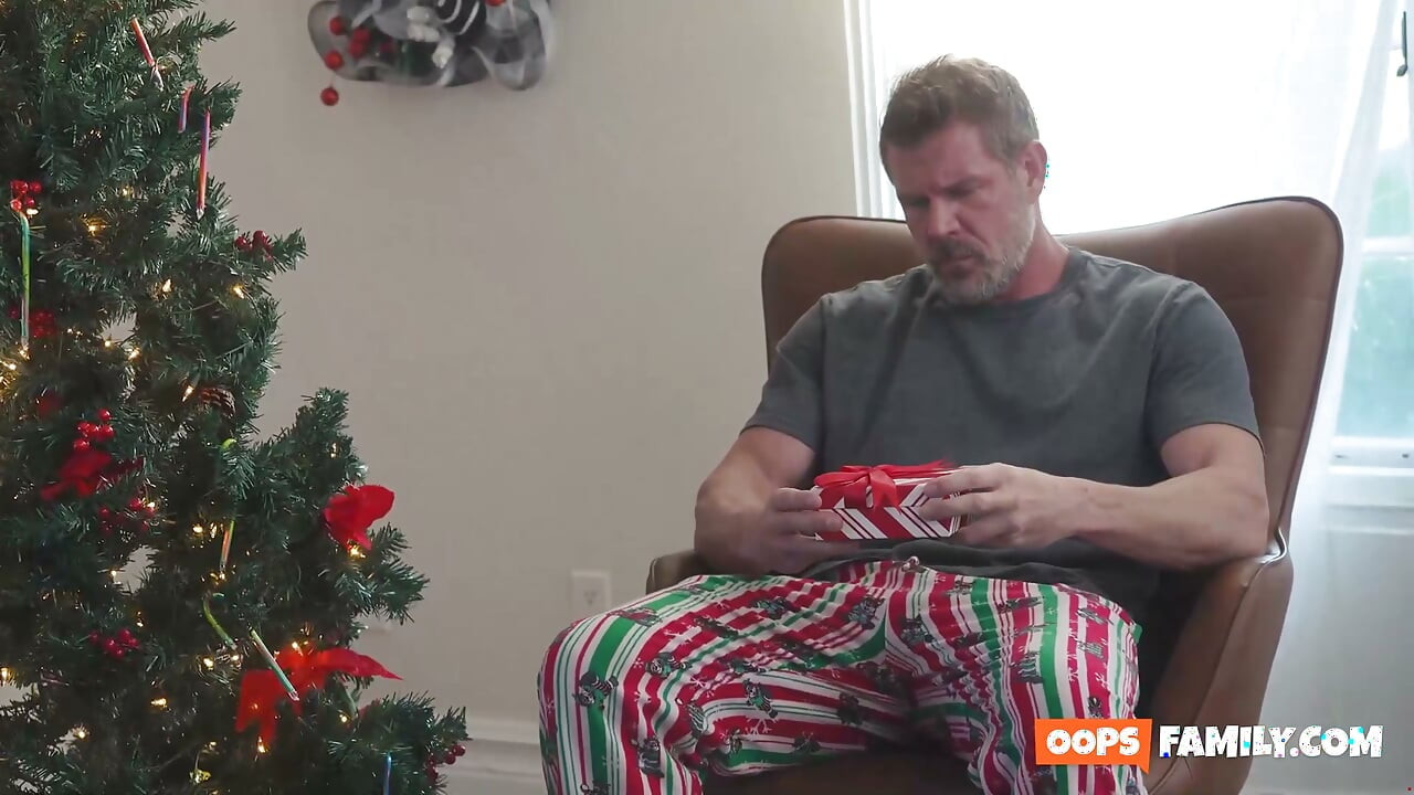 Üvey baba için yalnız bir Noel gizli porno ile edepsizce dönüyor.