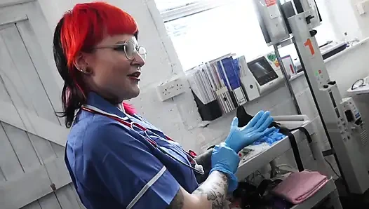 Hemşire Ruby'nin aşağılayıcı vajinal muayenesi: pirsingli sürtük Rosa muayene ediliyor, geriliyor ve tıp odasında kırıldı