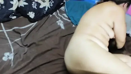 Üvey kuzenim ve ben onu sikiyorum, onu sürtük gibi sikmemi seviyor...!