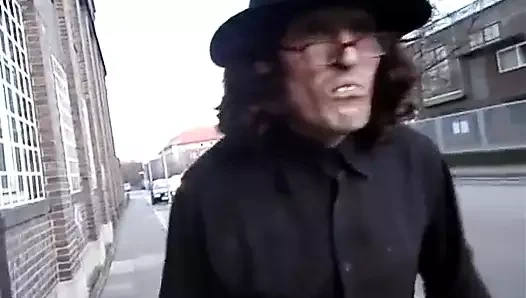 Grindlackl korku manyağı Freddie fetiş kliniğine geri dönüyor ve sigarayı bırakması nedeniyle ve sapıkken sağılıyor