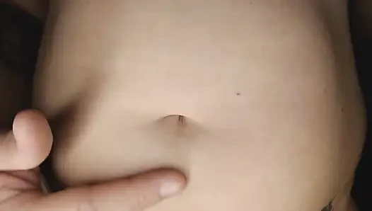 Göbek deliği oyun zamanı göbek sallayarak dürtüyor