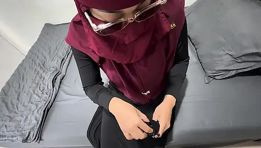 Yeni oyuncaklar denemekten korkan bir kız