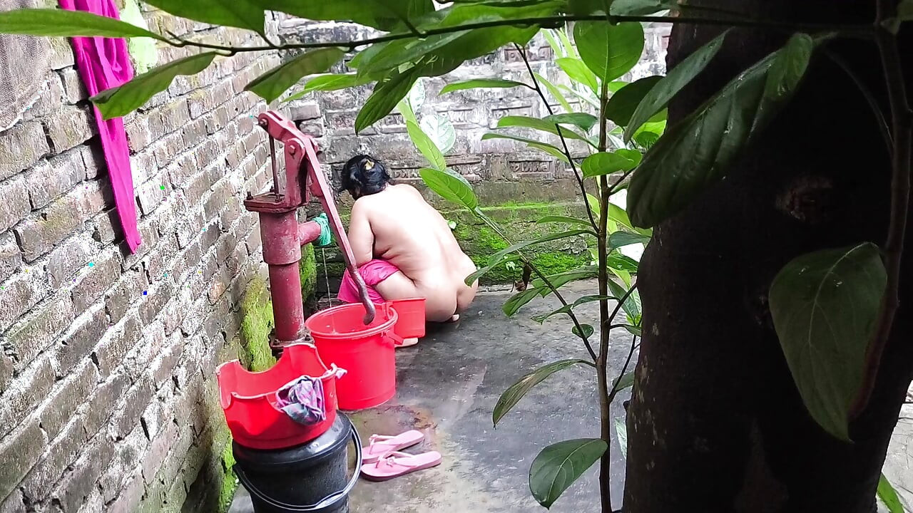 Sarılıp götünü siktirdikten sonra teyzemin banyo yaptıracağını görüyorum