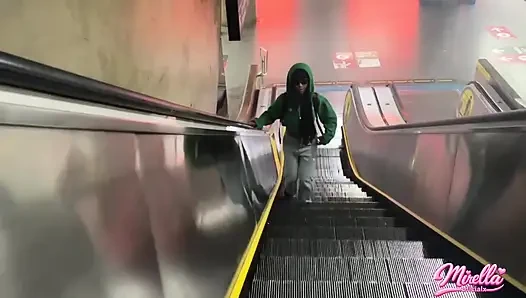 Ses işaretini görmeye dayanamıyor ve beni São Paulo metrosunun içine çekti