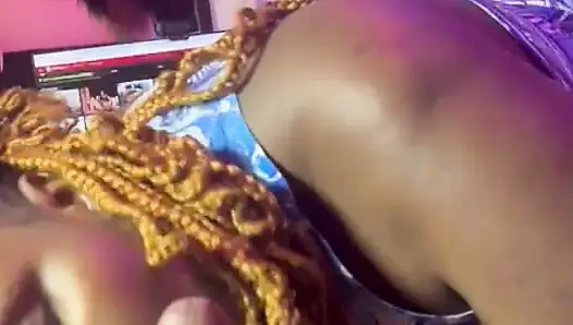 Ona derin gırtlak öpücüğü veriyor