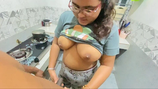 Üvey kız kardeş ve üvey erkek kardeş mutfakta sikişiyor.