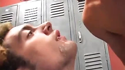 Kenji kendi cum yiyor