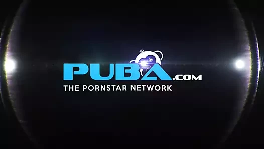 Leya Falcon kendini fışkırtmak için bir cam oyuncak kullanıyor