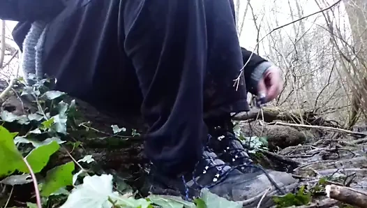 Çamurda yarı çıplak oluyor