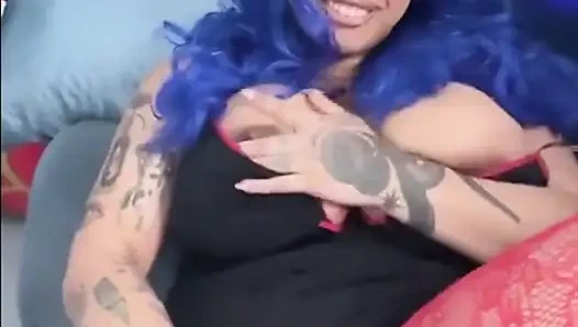 Zenci büyük memeli sevgililer günü elbisesini fışkırtıyor