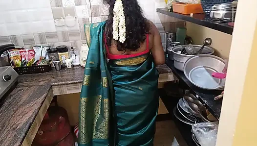 Ev hanımı üvey kız kardeşi ve kocasıyla evde çalışıyor