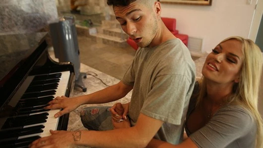 Milf - üvey ağzıyla dikkati dağılmış üvey dışarı yardımcı olur