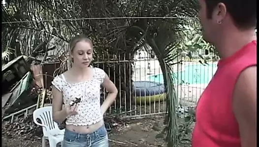 Mavi gözlü genç kız tarlada amcık yiyor