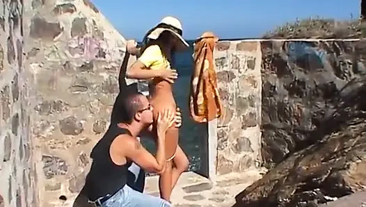 Arap Fransız sürtük anal sikiliyor ve ayaklarına boşalıyor