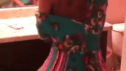 Kız seksi dans ediyor - ne bir ass.mp4