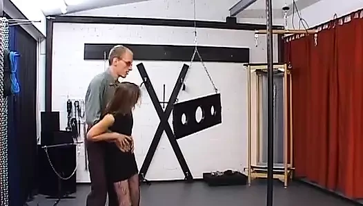 Şaplak atılıyor ve ağdalı Alman fahişe ateşli bir sikişten sonra yüzüne boşalıyor