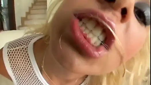 Tamamen doğal Rumen sarışın amcığın içine boşalmayı seviyor
