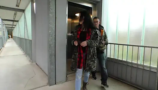 Seksi esmer sikicisiyle sert amcık sikişini seviyor