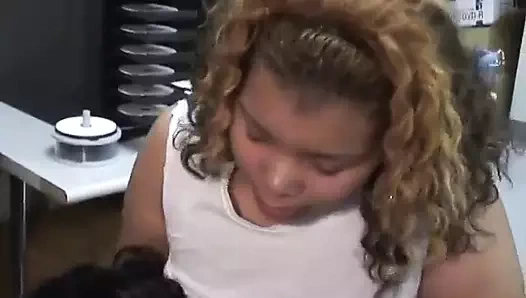 Büyük götlü kaltaklar azgın bir yarağı yalıyor