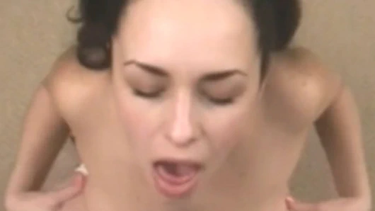 Büyük memeli esmer gerçek bir profesyonel gibi küçük bir yarak emiyor