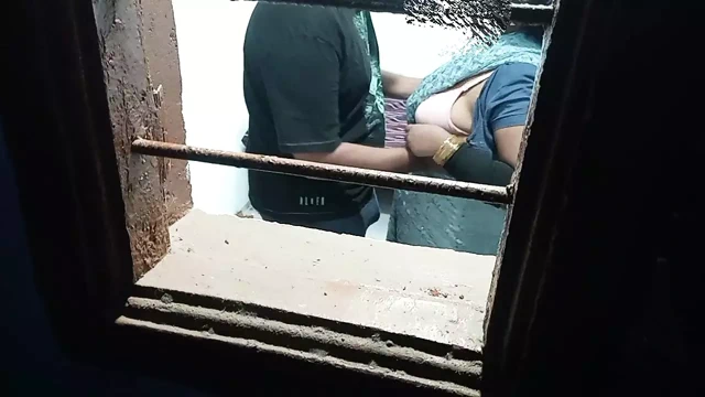 Kocamın gavat kocası çok sert sikişdikten sonra kocamı gizlice izlerken arkadaşımı sikmemi istiyor